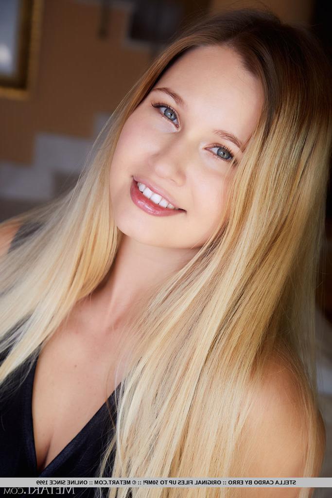 18P La superbe jeune blonde Stella Cardo abandonne sa robe noire en se déshabillant.