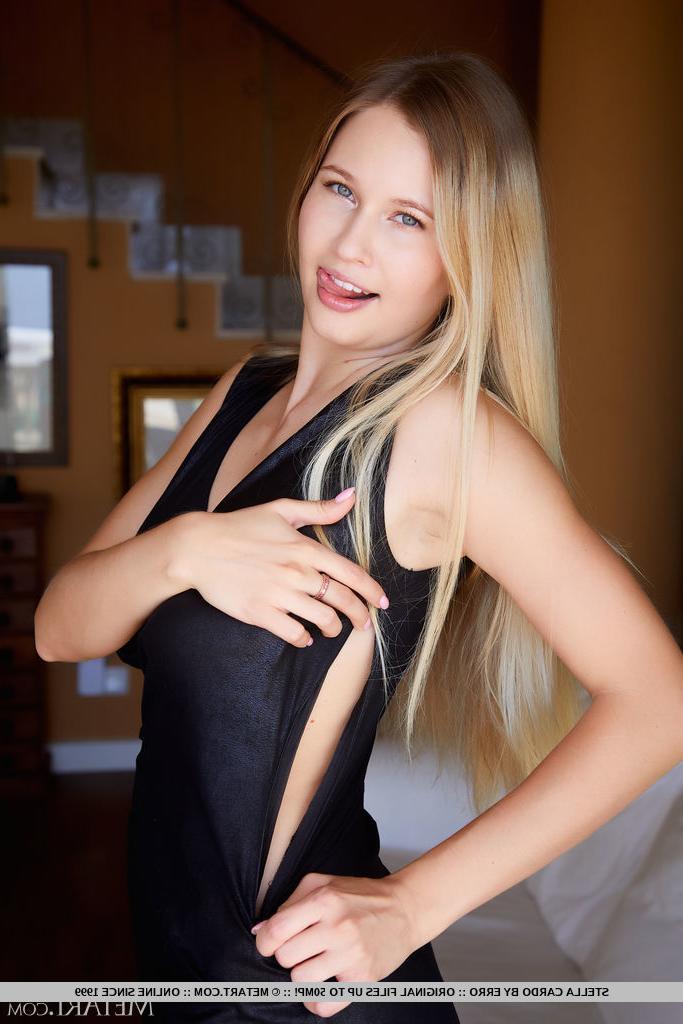 18P La superbe jeune blonde Stella Cardo abandonne sa robe noire en se déshabillant.