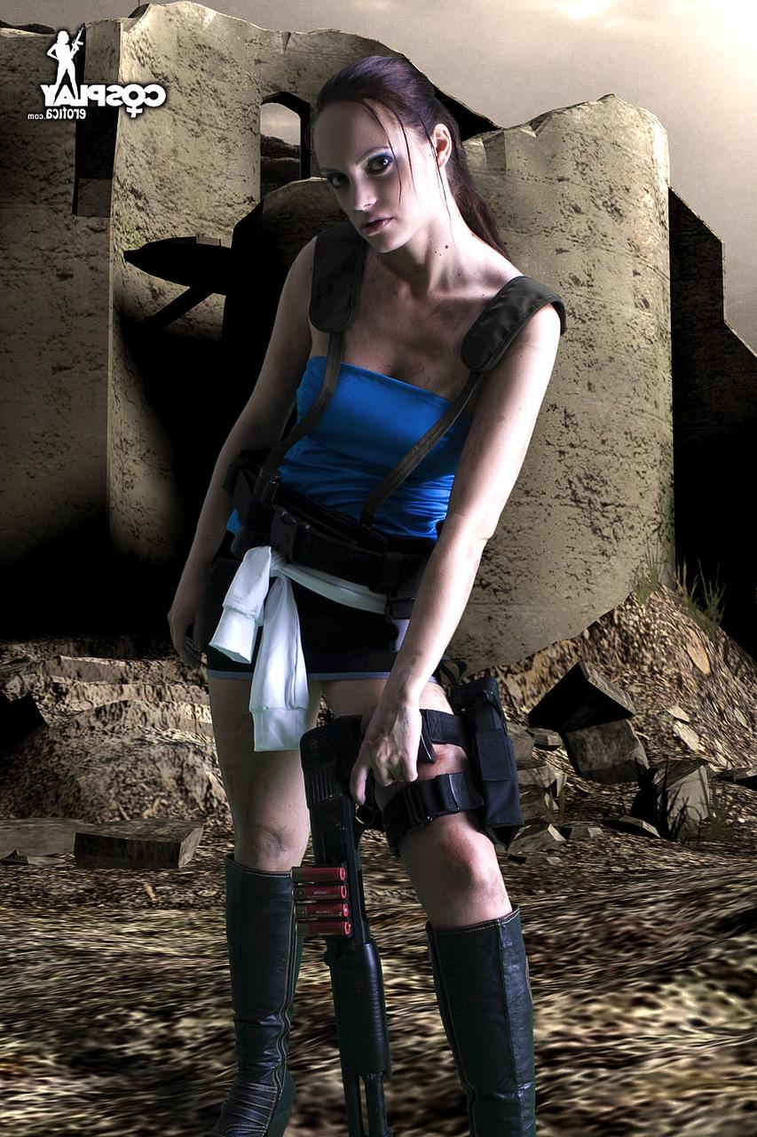 12P Une cosplayeuse lèche le canon d'un fusil après s'être nue avec des bottes en cuir noir