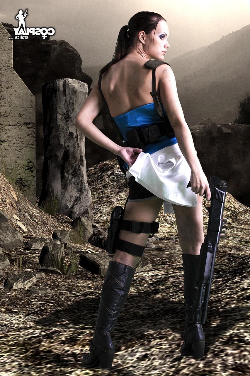 12P Une cosplayeuse lèche le canon d'un fusil après s'être nue avec des bottes en cuir noir