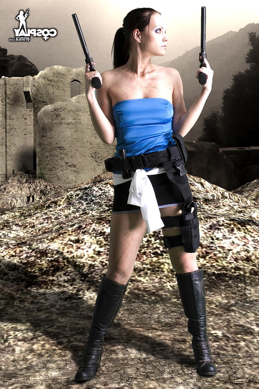 12P Une cosplayeuse lèche le canon d'un fusil après s'être nue avec des bottes en cuir noir