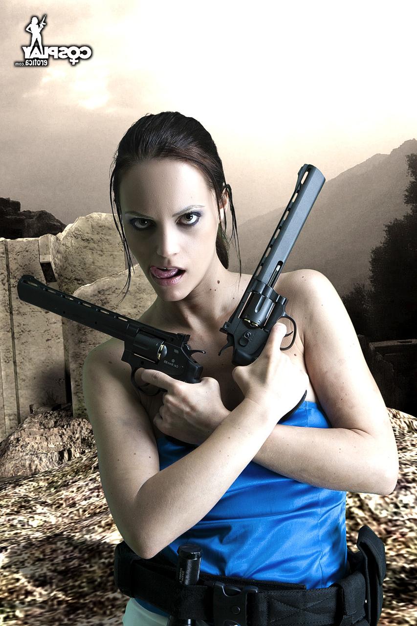 12P Une cosplayeuse lèche le canon d'un fusil après s'être nue avec des bottes en cuir noir