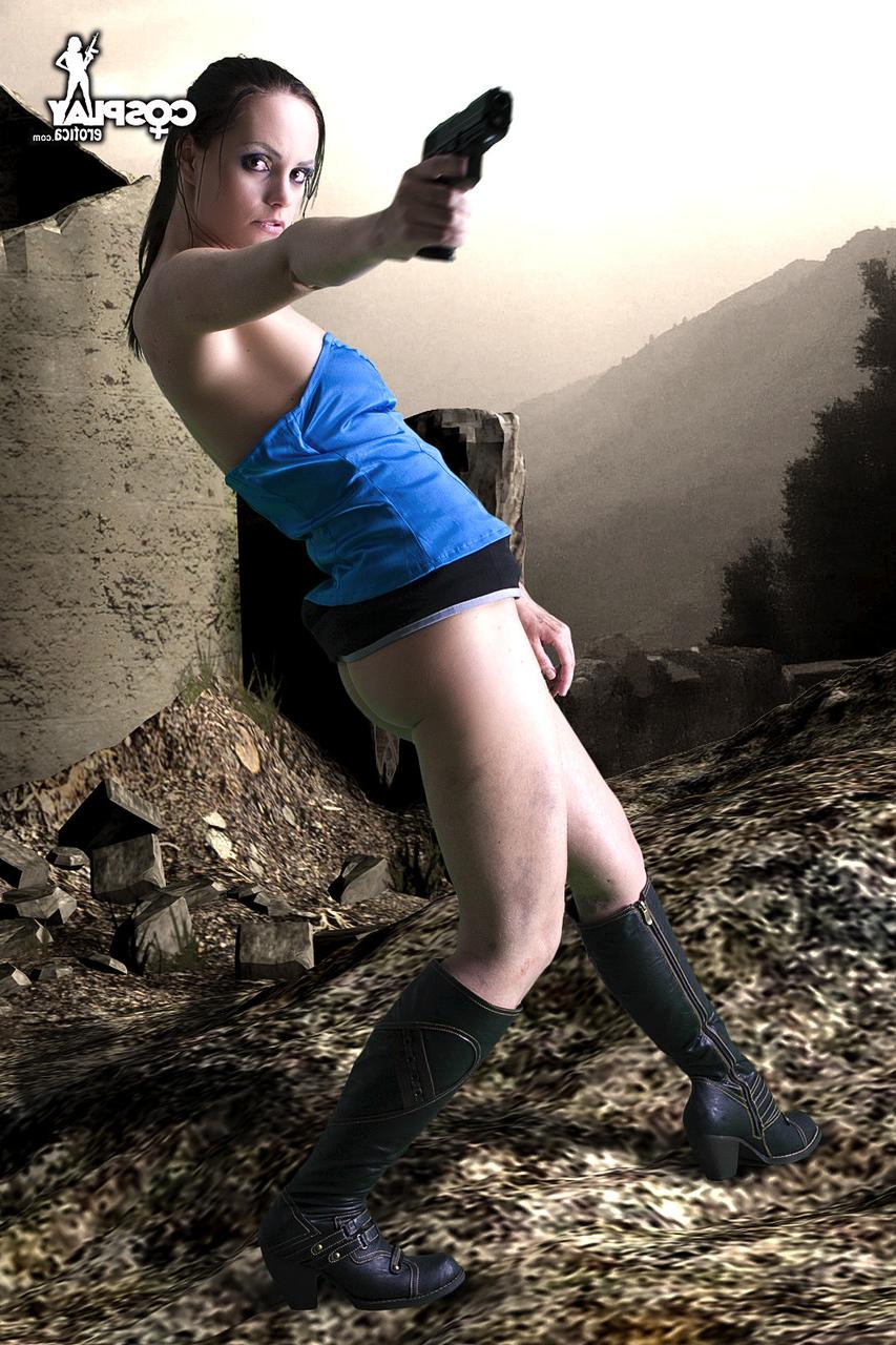 12P Une cosplayeuse lèche le canon d'un fusil après s'être nue avec des bottes en cuir noir