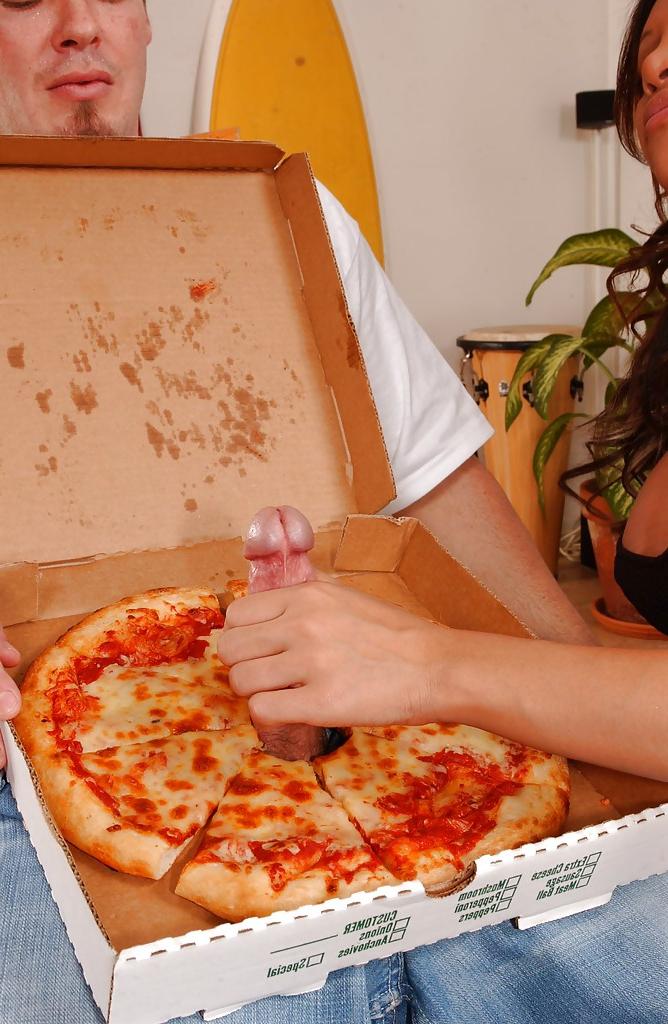 16P 巨乳のアジア人キューティーは、フェラの後、肉厚なチンポに乗って楽しんでいます