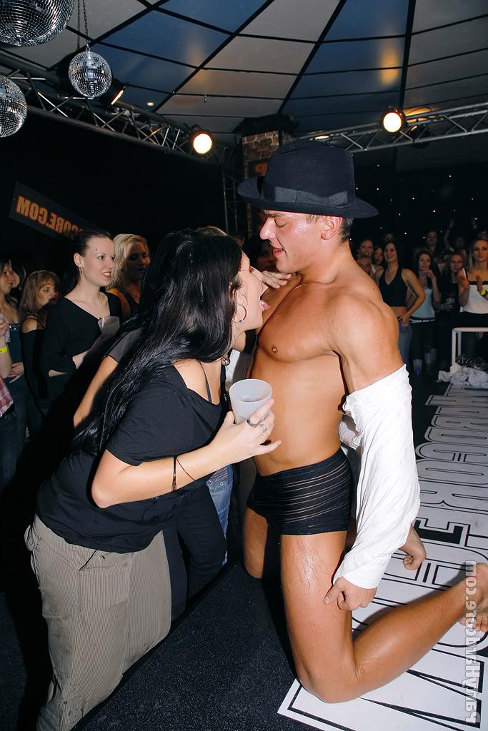 15P Partymädels haben Sex mit männlichen Strippern, nachdem sie Alkohol getrunken haben