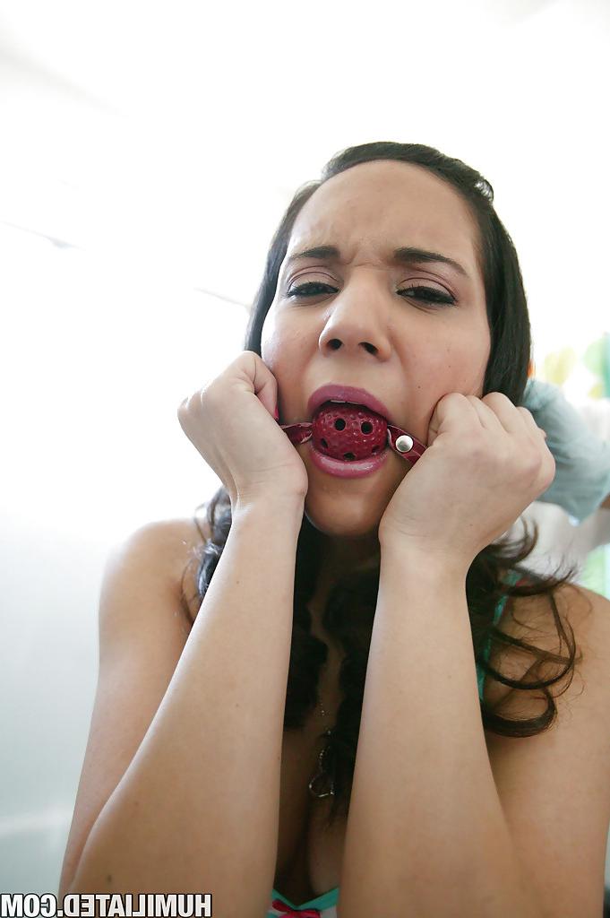 16P A adolescente morena Tia Cyrus tem o rosto e a buceta fodidos por um homem enluvado