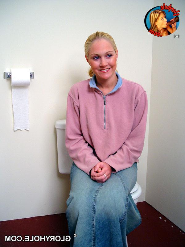 20P Das blonde Mädchen Jamie sitzt auf der Toilette und bläst einen schwarzen Gloryhole-Dong