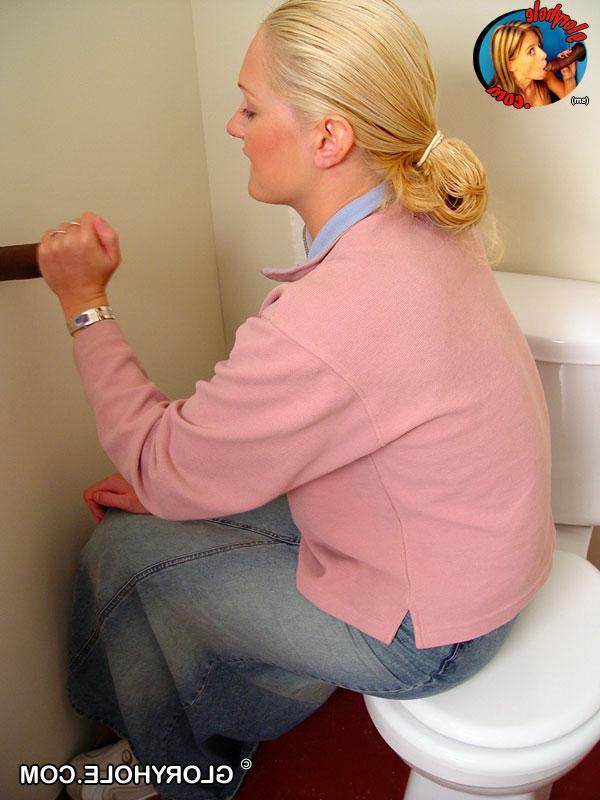 20P Das blonde Mädchen Jamie sitzt auf der Toilette und bläst einen schwarzen Gloryhole-Dong