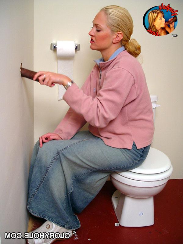 20P Das blonde Mädchen Jamie sitzt auf der Toilette und bläst einen schwarzen Gloryhole-Dong
