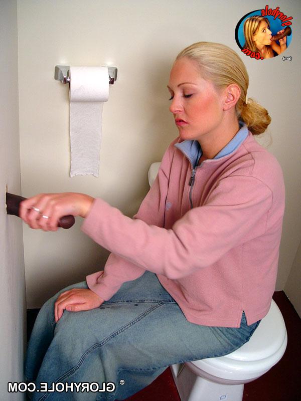 20P Das blonde Mädchen Jamie sitzt auf der Toilette und bläst einen schwarzen Gloryhole-Dong
