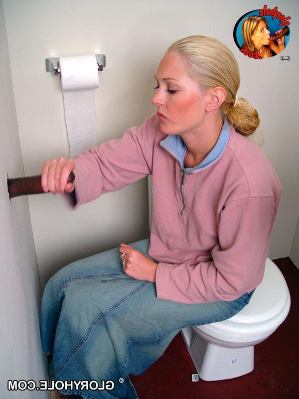 20P Das blonde Mädchen Jamie sitzt auf der Toilette und bläst einen schwarzen Gloryhole-Dong