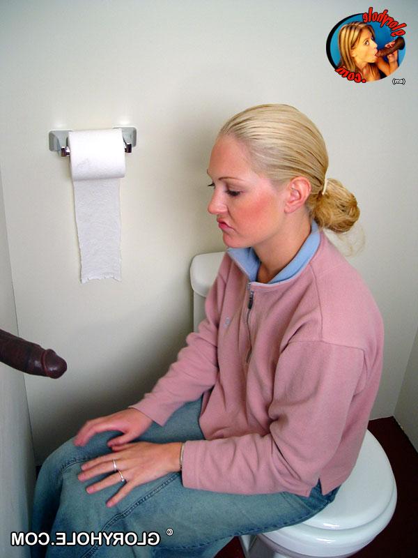 20P Das blonde Mädchen Jamie sitzt auf der Toilette und bläst einen schwarzen Gloryhole-Dong