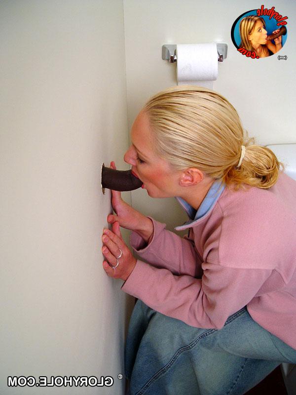 20P Das blonde Mädchen Jamie sitzt auf der Toilette und bläst einen schwarzen Gloryhole-Dong