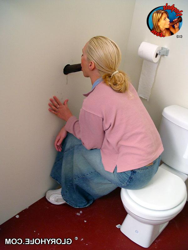 20P Das blonde Mädchen Jamie sitzt auf der Toilette und bläst einen schwarzen Gloryhole-Dong