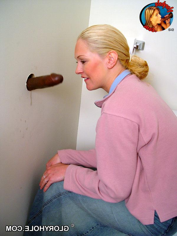 20P Das blonde Mädchen Jamie sitzt auf der Toilette und bläst einen schwarzen Gloryhole-Dong