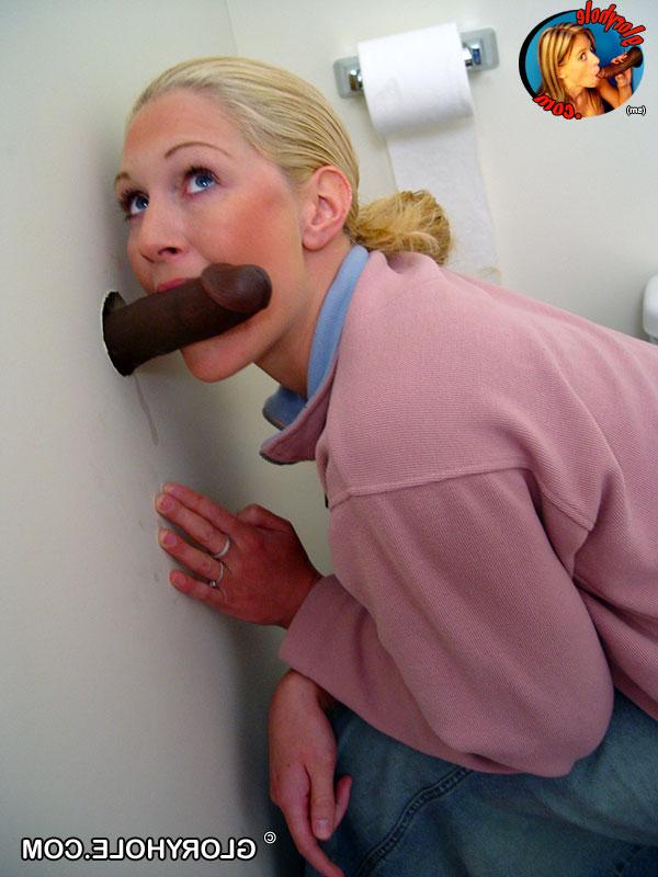 20P Das blonde Mädchen Jamie sitzt auf der Toilette und bläst einen schwarzen Gloryhole-Dong