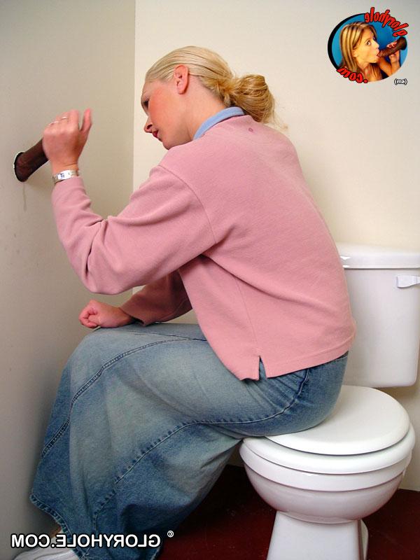 20P Das blonde Mädchen Jamie sitzt auf der Toilette und bläst einen schwarzen Gloryhole-Dong