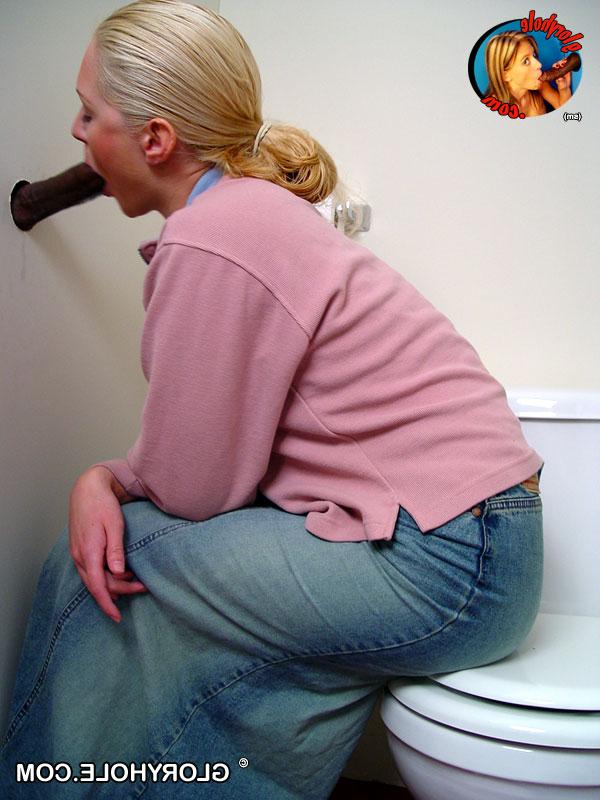 20P Das blonde Mädchen Jamie sitzt auf der Toilette und bläst einen schwarzen Gloryhole-Dong