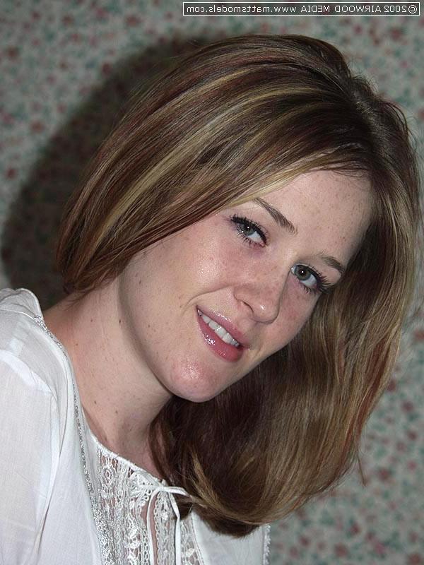 16P Ashley amadora pálida abre as pernas bem abertas depois de ficar nua na cama