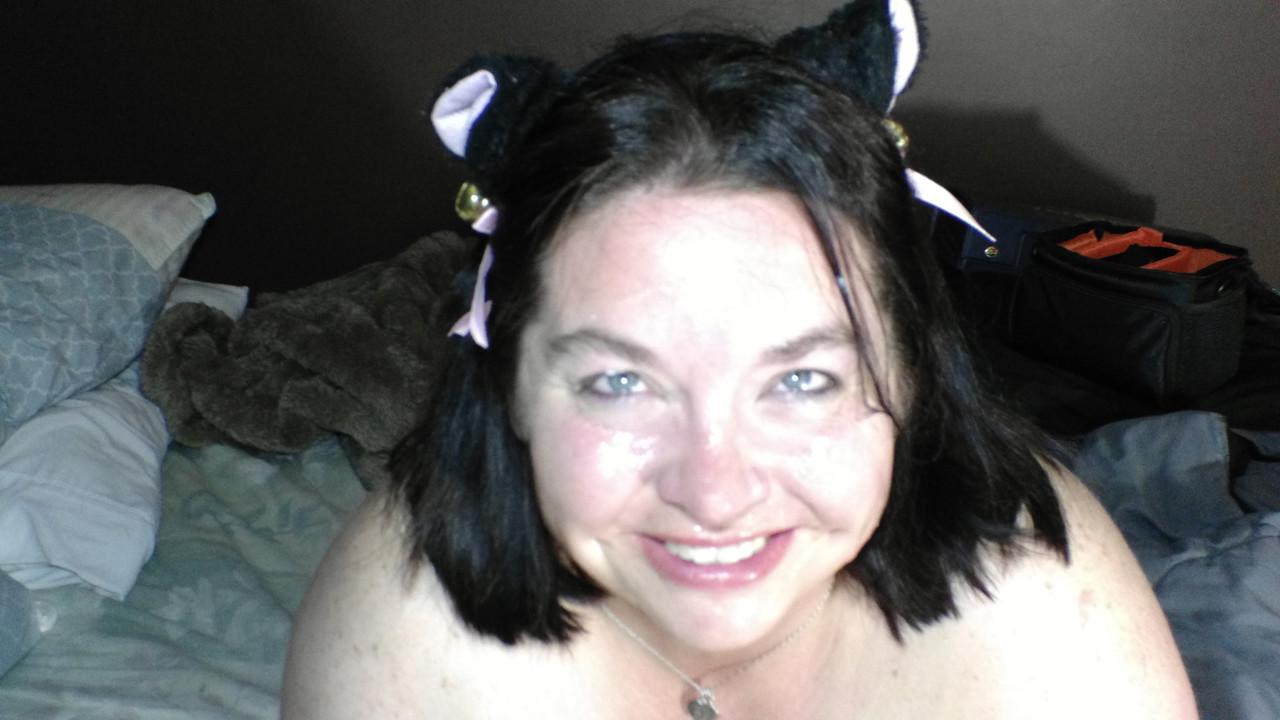 15P Mature BBW showing off her big fat ass & posing with nipple clamps on her tits
