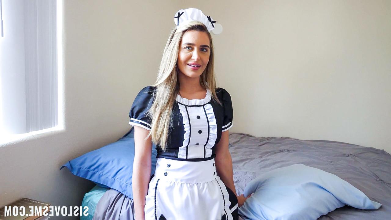 20P La dulce sirvienta rubia ella reese muestra sus grandes tetas y se abre de piernas para tener sexo