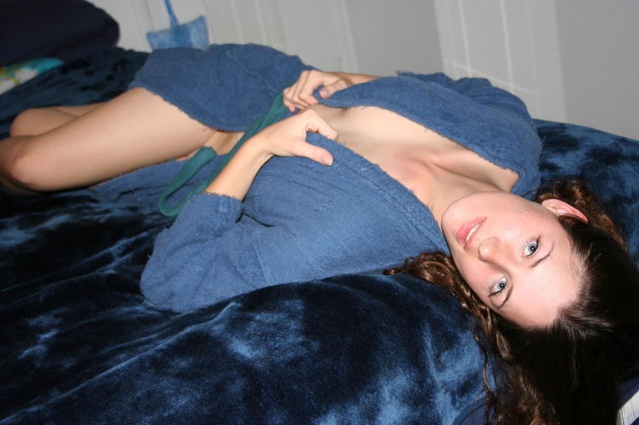 16P Adolescente amadora atraente posando sedutoramente em seu roupão azul