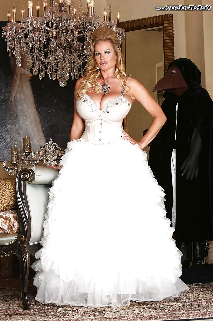 16P Kelly Madison posiert in einem sexy Hochzeitskleid und weißen Strümpfen