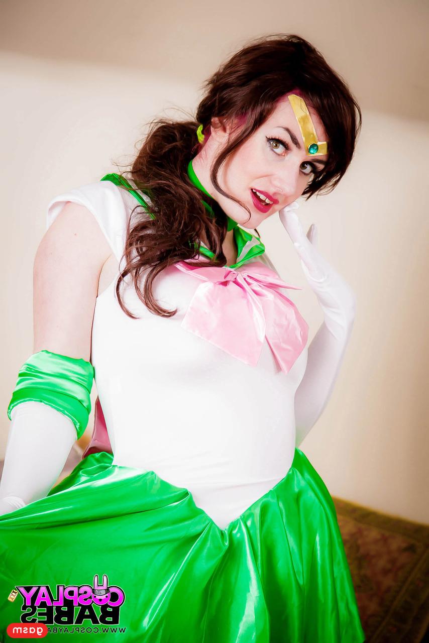 15P Das Cosplay-Babe Elise Adore stellt ihre heißen Beine in einem süßen Kleid und High Heels zur Schau