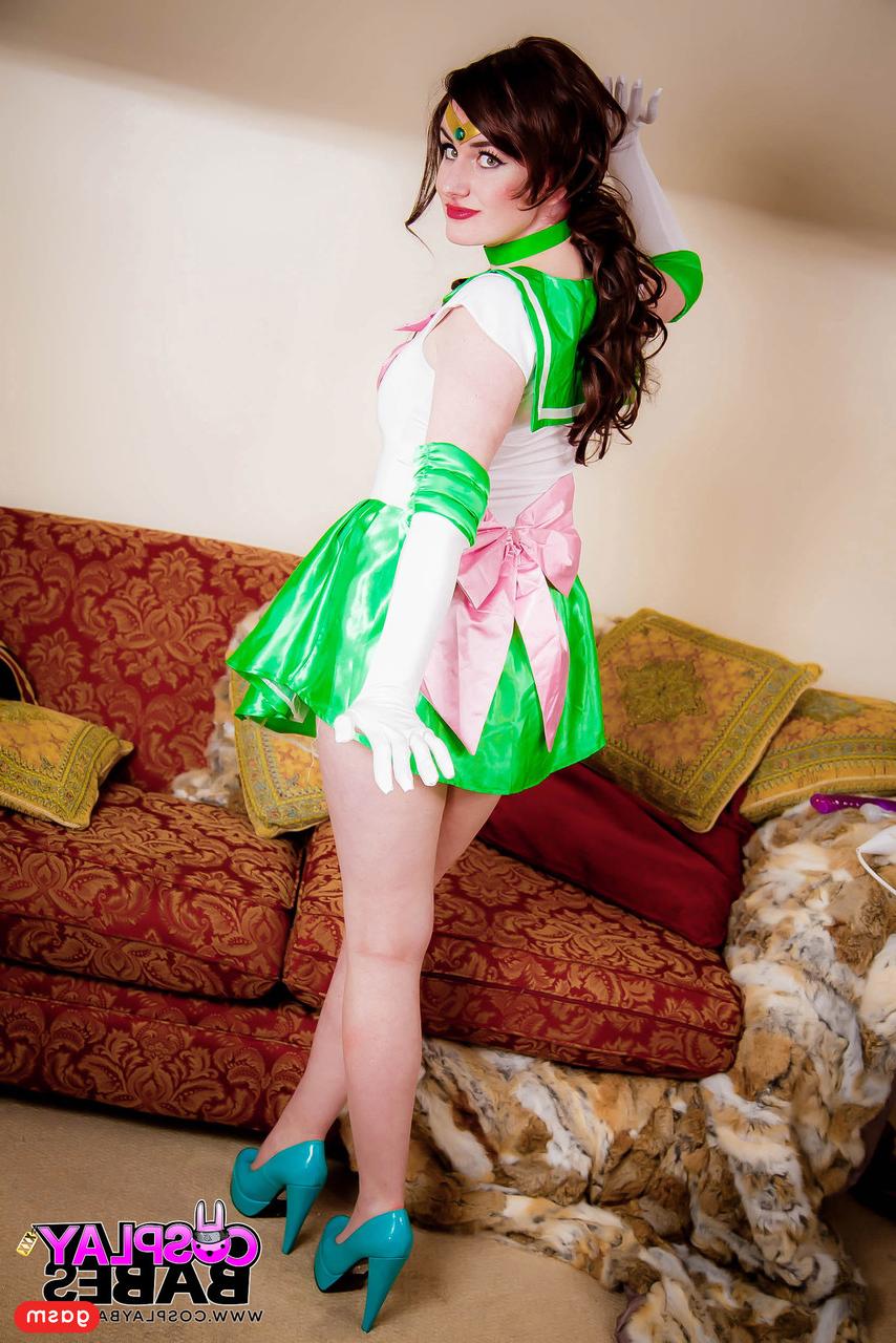 15P Das Cosplay-Babe Elise Adore stellt ihre heißen Beine in einem süßen Kleid und High Heels zur Schau