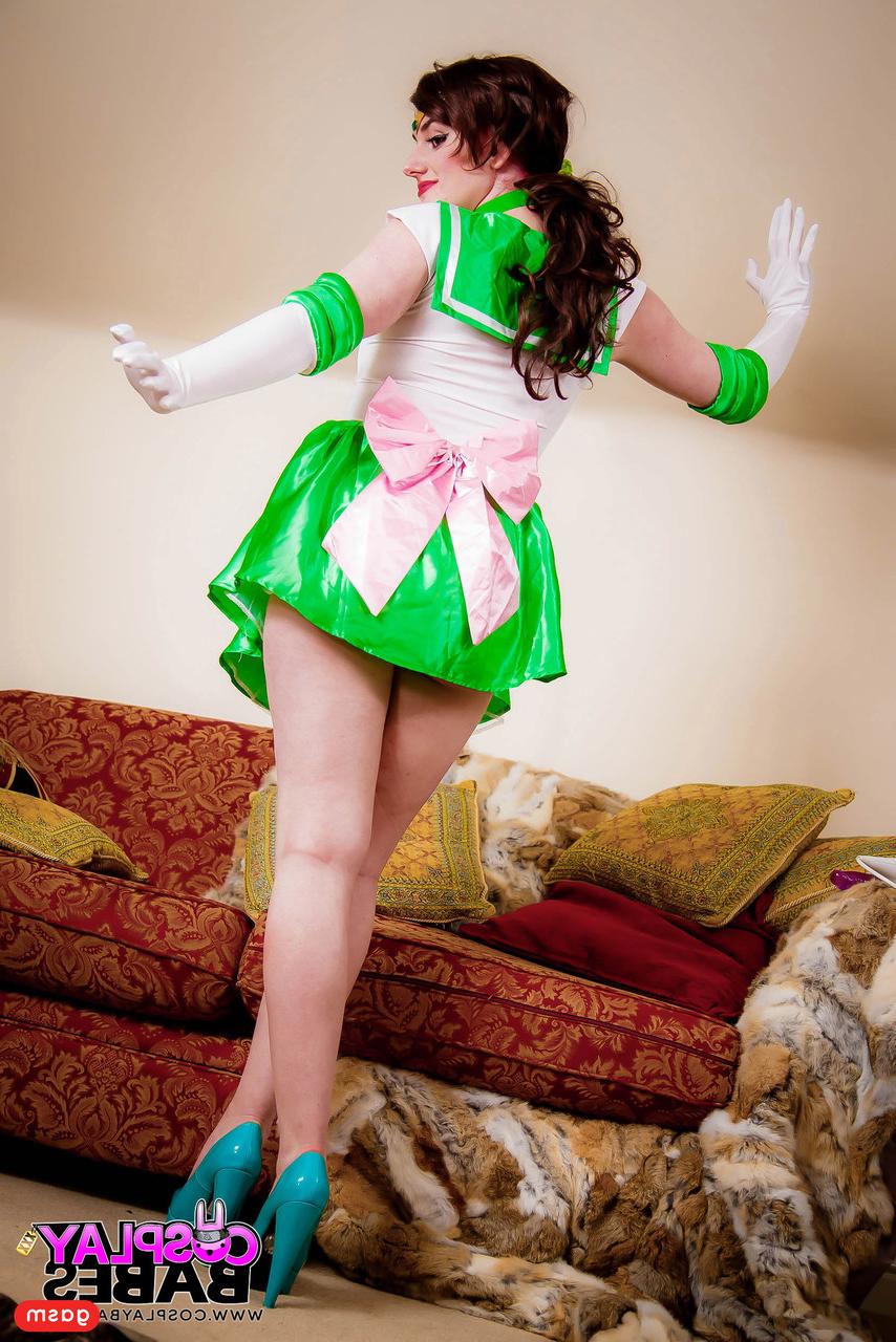 15P Das Cosplay-Babe Elise Adore stellt ihre heißen Beine in einem süßen Kleid und High Heels zur Schau