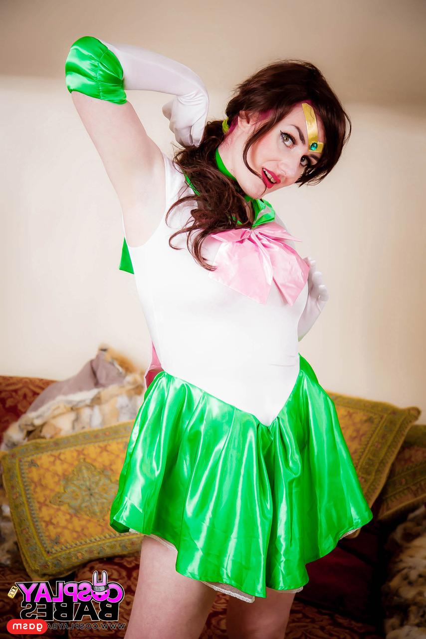 15P Das Cosplay-Babe Elise Adore stellt ihre heißen Beine in einem süßen Kleid und High Heels zur Schau