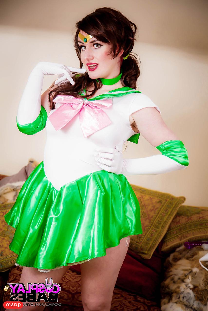 15P Das Cosplay-Babe Elise Adore stellt ihre heißen Beine in einem süßen Kleid und High Heels zur Schau