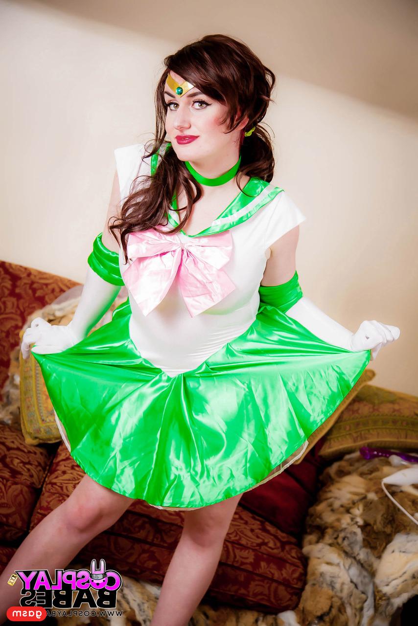 15P Das Cosplay-Babe Elise Adore stellt ihre heißen Beine in einem süßen Kleid und High Heels zur Schau