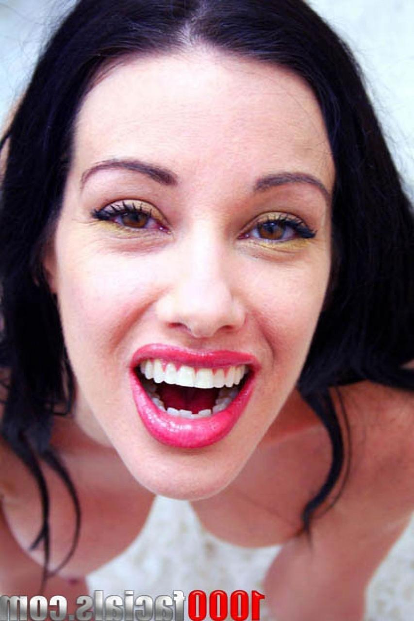 20P Nina Cardova, mulher de cabelos escuros, engole um bocado de esperma depois de um boquete POV