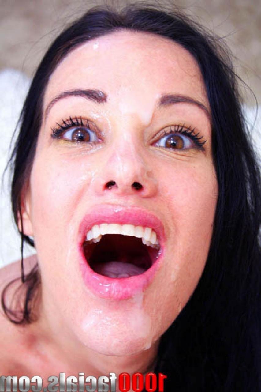 20P Nina Cardova, mulher de cabelos escuros, engole um bocado de esperma depois de um boquete POV