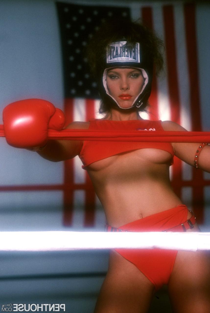 17P Americana gostosa com seios naturais Rebecca Hill mostra corpo em equipamento de boxe