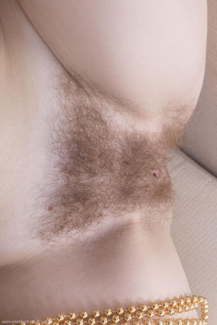 20P La pequeña amateur Abby muestra su coñito peludo mientras cuelga sus cuentas navideñas