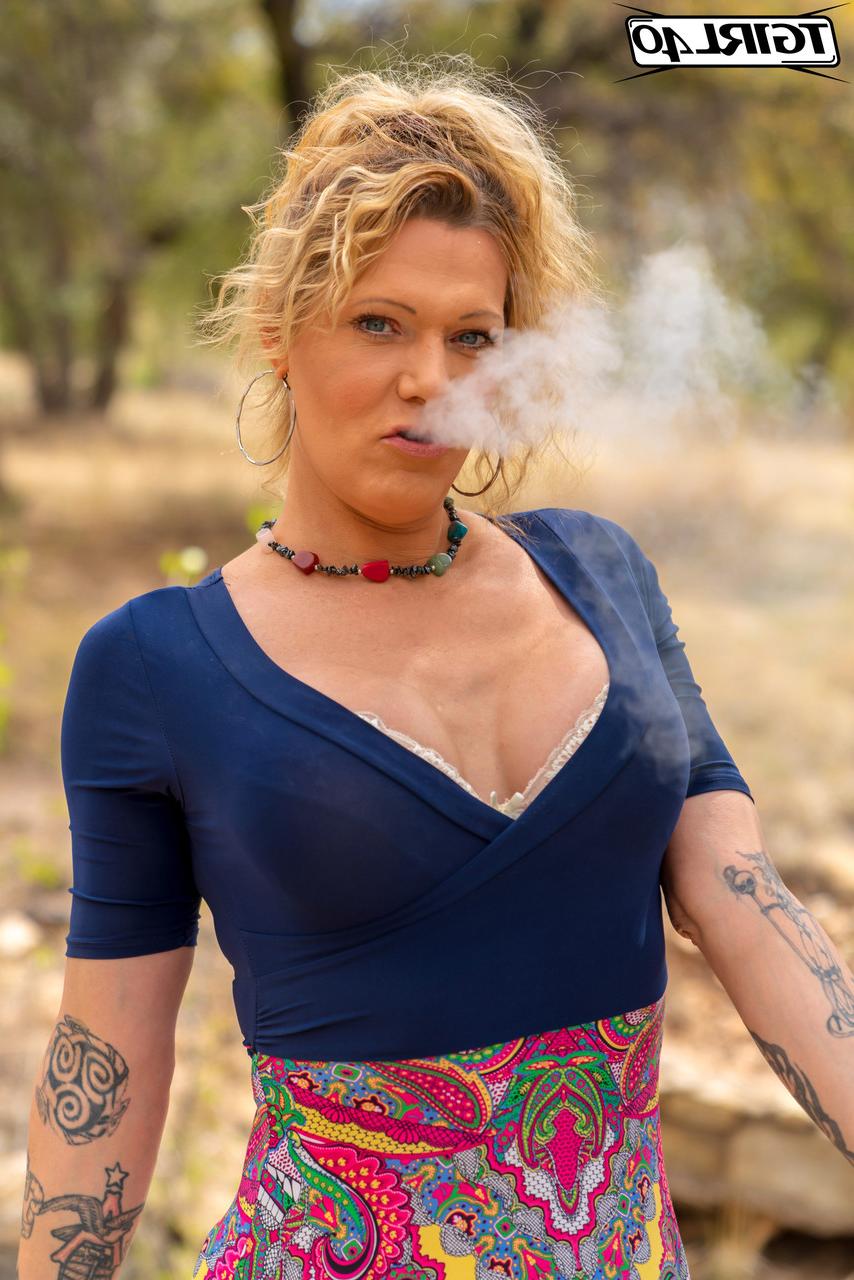 15P Sexy travesti madura Peggy Bambalino posa em sua lingerie e brinca com seu cu