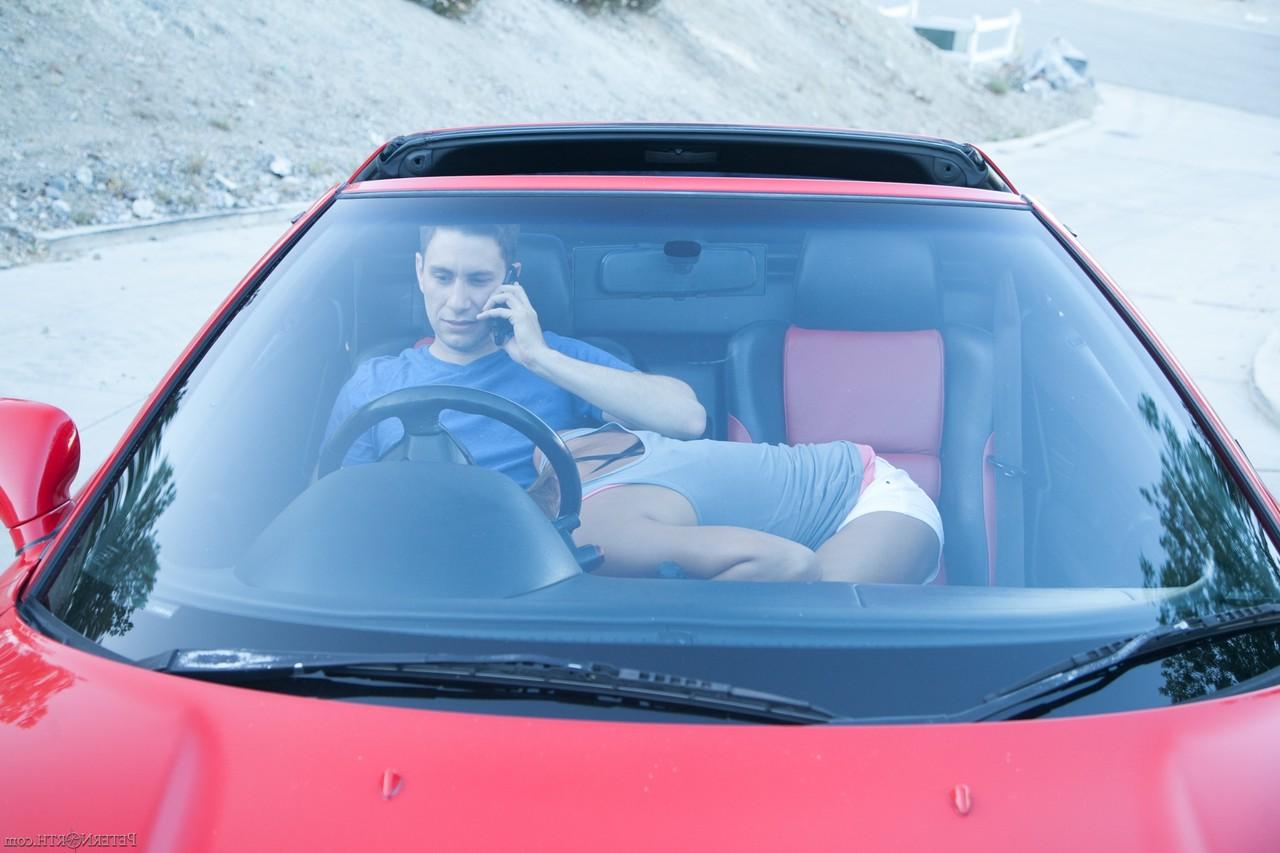 17P A linda morena Khloe Kash chupa o pau do jovem Brad Knight em um carro