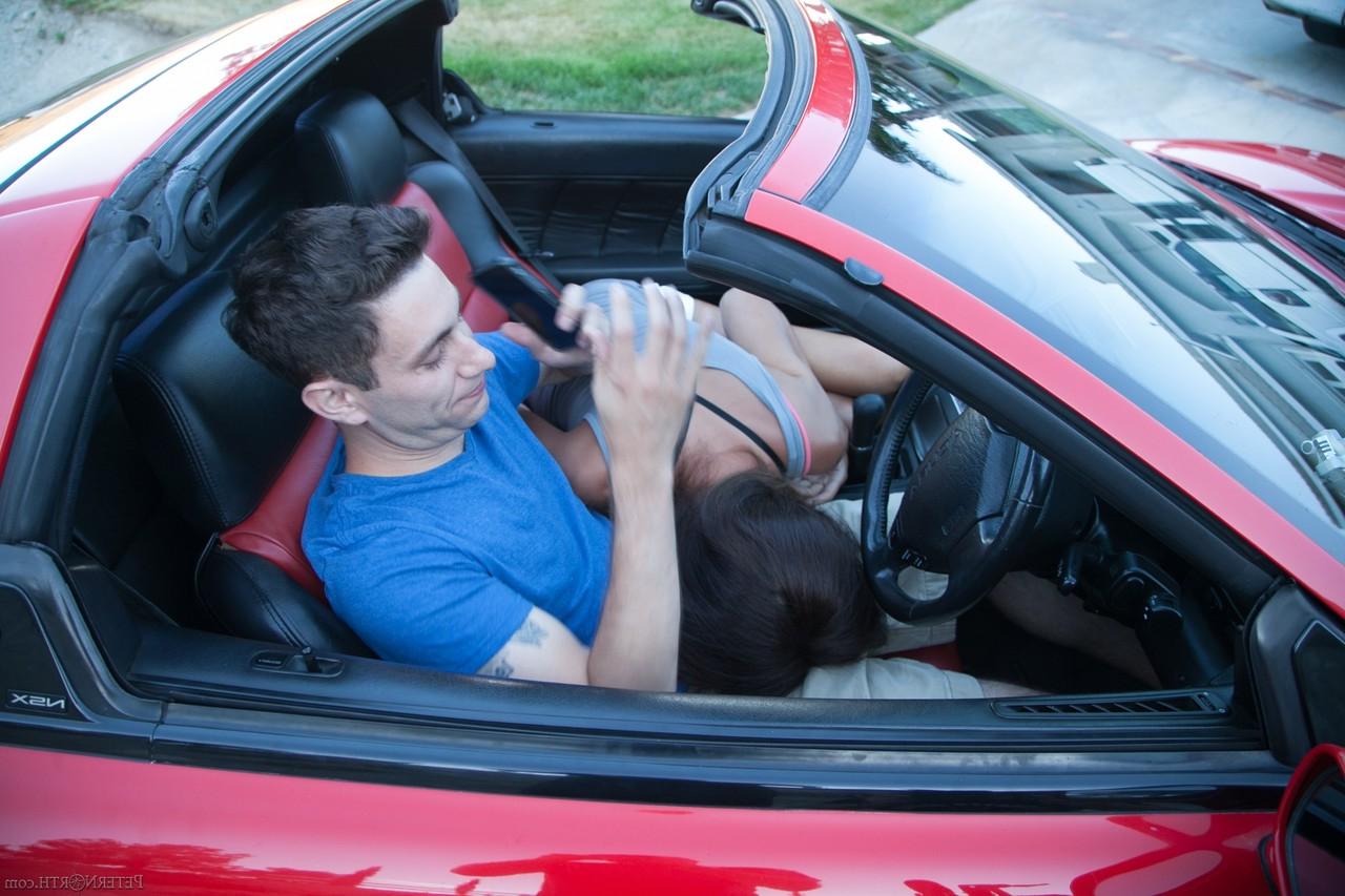 17P A linda morena Khloe Kash chupa o pau do jovem Brad Knight em um carro