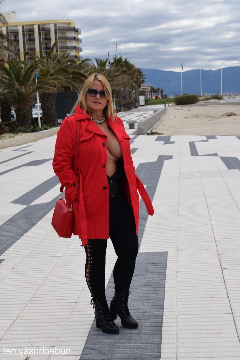 15P Rubia gordita madura desnuda Chrissy muestra sus increíbles tetas grandes al aire libre