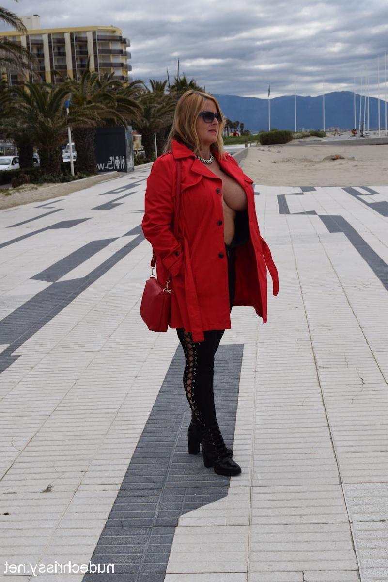 15P Rubia gordita madura desnuda Chrissy muestra sus increíbles tetas grandes al aire libre
