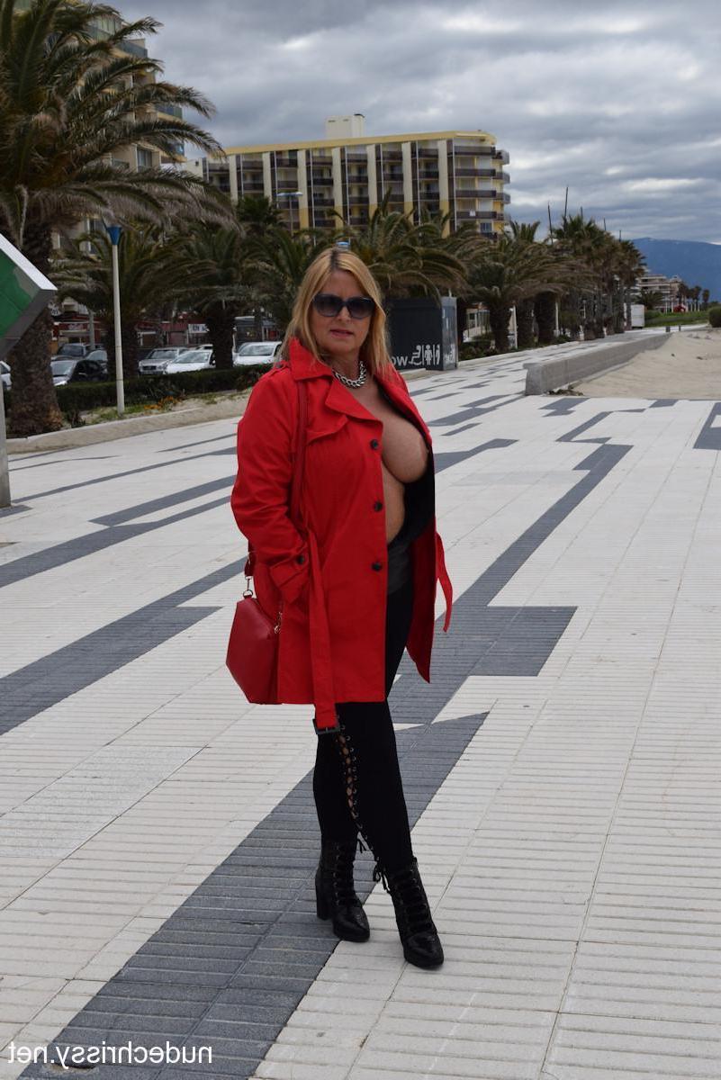 15P Rubia gordita madura desnuda Chrissy muestra sus increíbles tetas grandes al aire libre