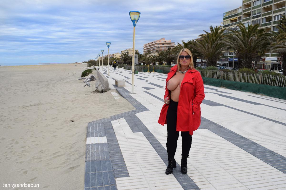15P Rubia gordita madura desnuda Chrissy muestra sus increíbles tetas grandes al aire libre