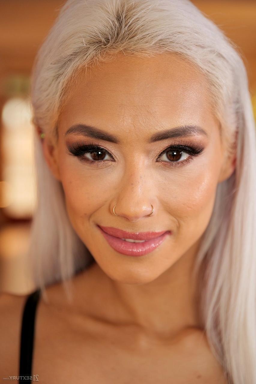 20P Slim Veronica Leal mostra seu corpo fantástico e leva uma transa em um DP 3some