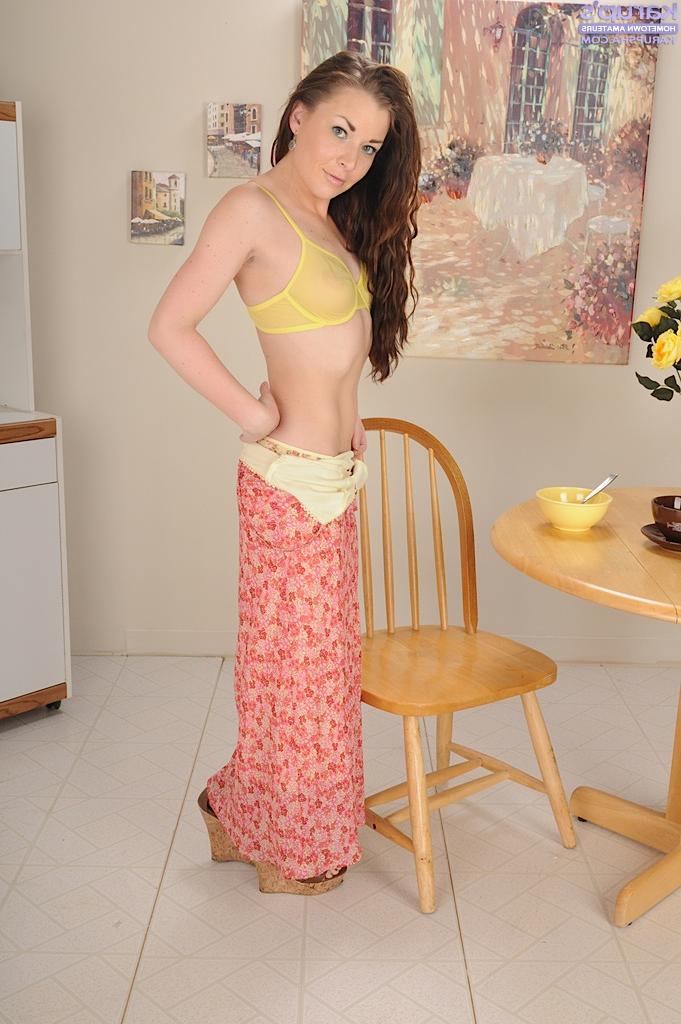16P Amateur brune svelte avec une chatte taillée se débarrassant de ses vêtements