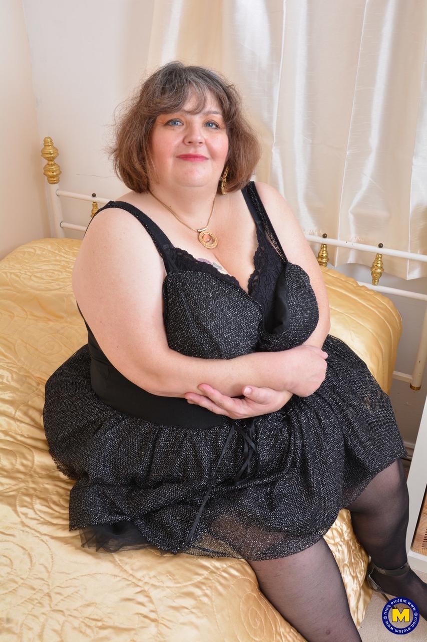 20P Short BBW Ruby exposes her big boobs and toys her fat pussy in a solo