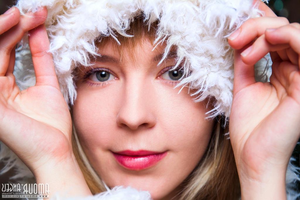 20P La joven Dream hace su debut desnuda en una cama en Navidad