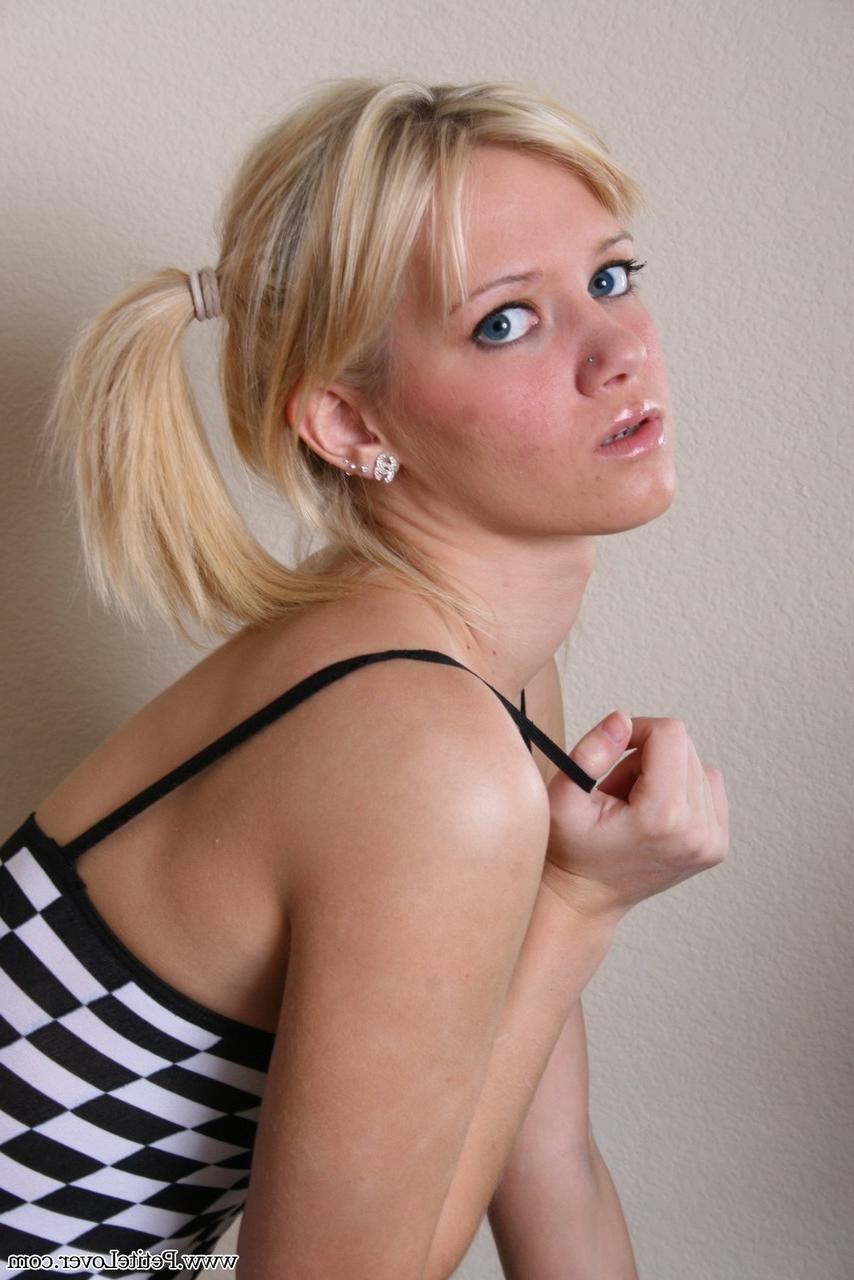 16P La rubia natural Dani Crush libera sus turgentes tetas y antes de revelar su gran culo