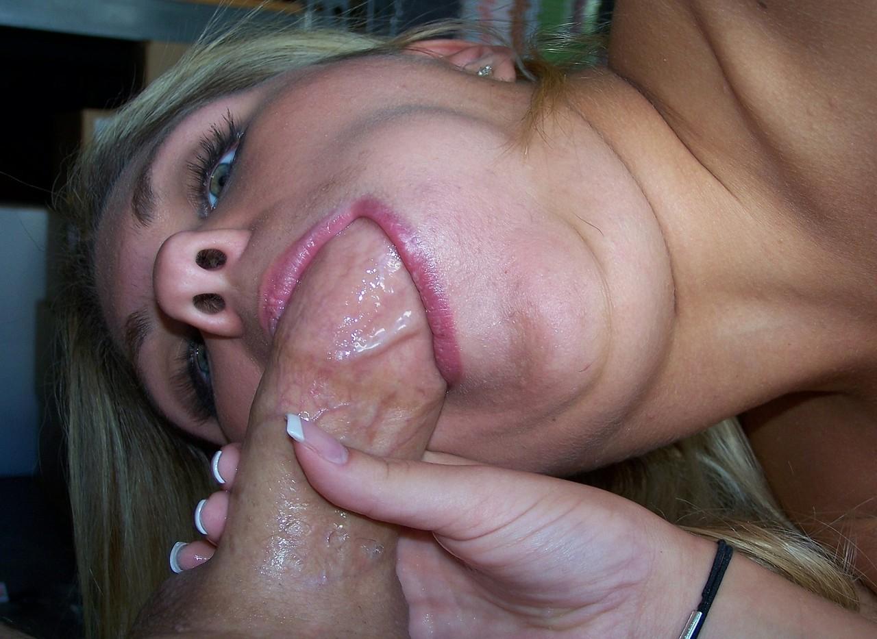 20P A adolescente loira Aubrey Addams exibe sua bunda grande e lambe um pau duro no POV